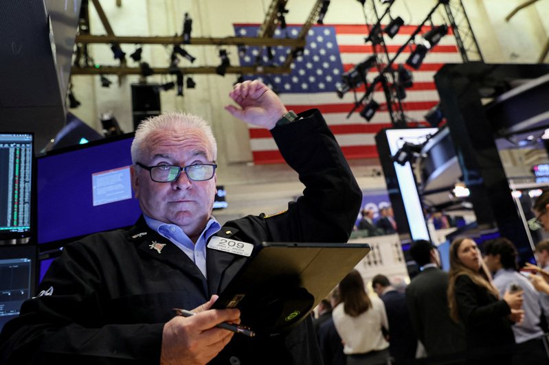 美股收漲，交易員等待本周發布的關鍵通膨數據。(路透)
