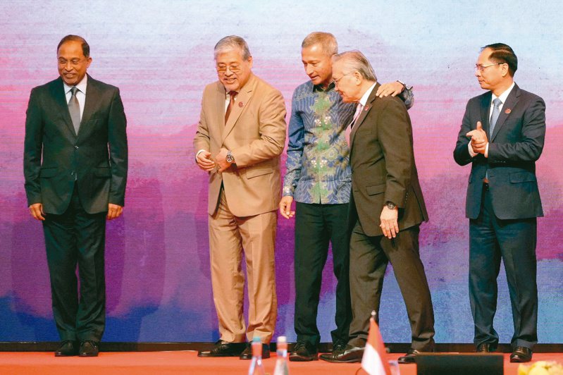 東協外長會議11日起於印尼雅加達舉行；各國外長合影後，新加坡外長維文（中）搭著泰國外長董恩（右二）的肩膀準備離開。（Getty Images）