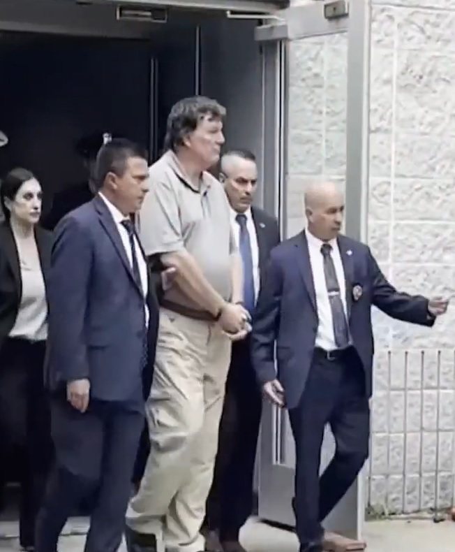 連續殺人嫌犯休爾曼（中）14日被帶到法庭過堂。(截圖自NBC News電視畫面)