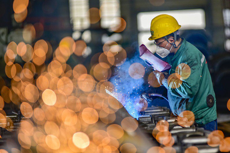 7月17日，在山東省青州市經濟開發區一家機械設備製造企業，工人在車間內進行焊接作業。（新華社）