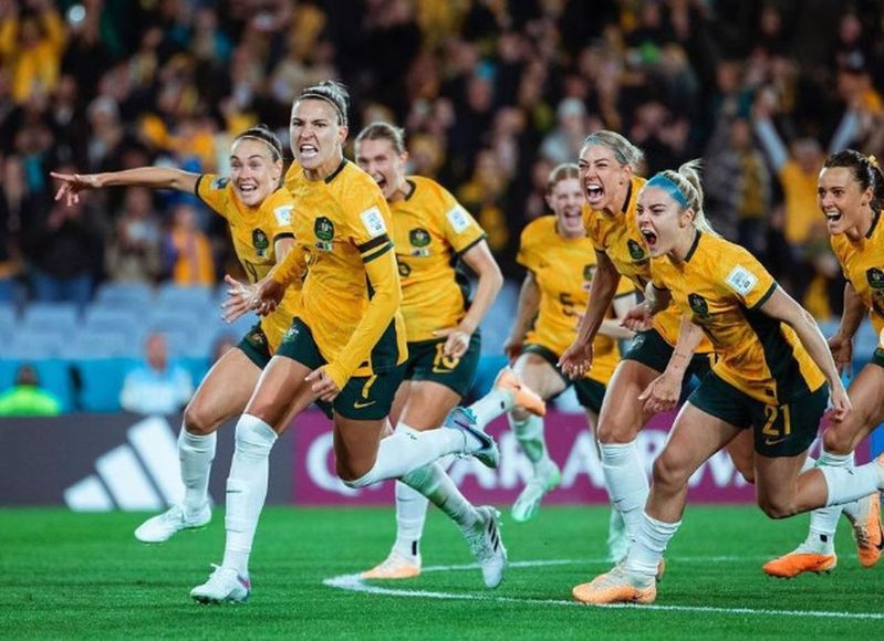 澳洲隊由替補隊長凱特莉（左二）操刀12碼破網，射進全場唯一進球。（取材自Instagram）