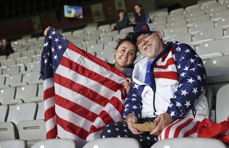 「美國人來了」，來自加州的一對父子赴紐西蘭為美國女子足球隊加油。（美聯社）