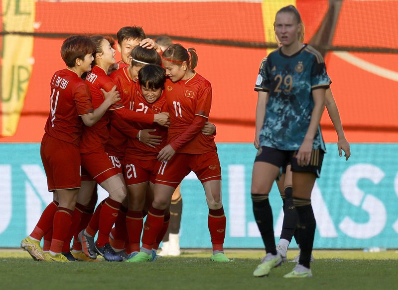 越南女子足球隊今首戰對美國隊，總教練說「 參賽已是奇蹟」；圖為今年6月與德國友誼賽踢進 球後，隊員相擁慶祝。（歐新社）