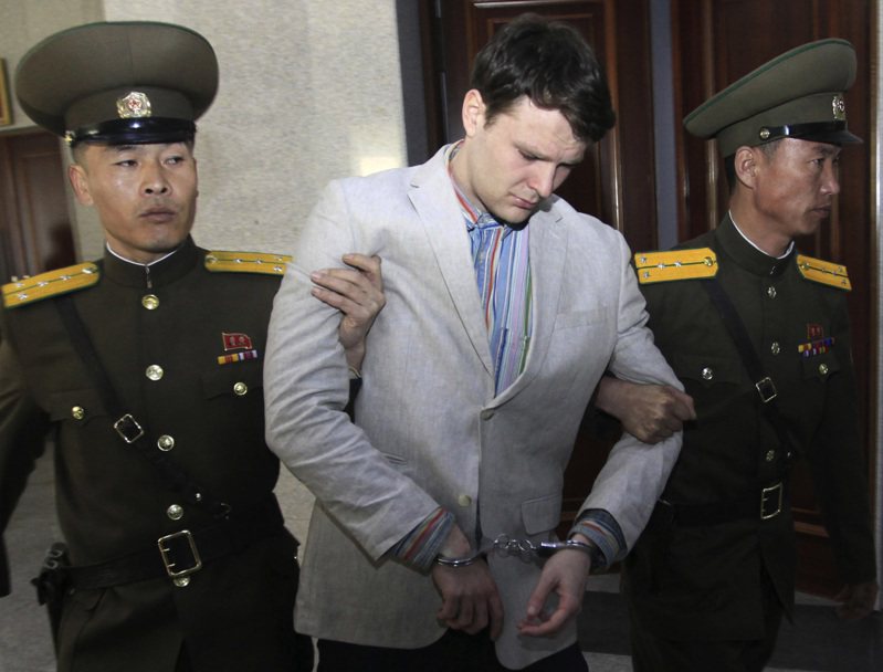 川普上任之初，北韓曾釋放美籍觀光客、遭其關押17個月的大學生溫畢爾(中)；但溫畢爾獲釋時已呈腦死狀態，幾天後便去世。(美聯社)