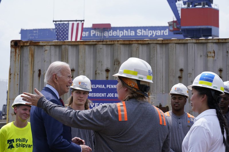 拜登总统寻求连任，主打经济政绩，但很多选民不会买帐。图为拜登(左)7月20日在宾州费城视察一码头时，与工人交谈。(美联社)(photo:UDN)