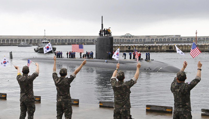 美國核動力潛艦安納波利斯號24日抵達南韓濟州島，南韓海軍揮旗歡迎。(美聯社)
