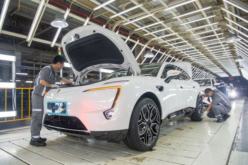 在位於重慶市江北區的長安汽車生產基地車間內，工作人員在新能源汽車阿維塔生產線上作業。(新華社)