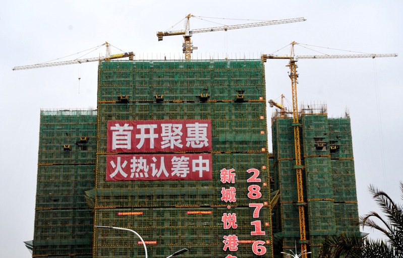 上海易居房地產研究院24日發布報告指出，依據中國7月房市成交來推測，有進一步下行風險。圖為福建省漳州市的一處在建樓盤。（中新社資料照）