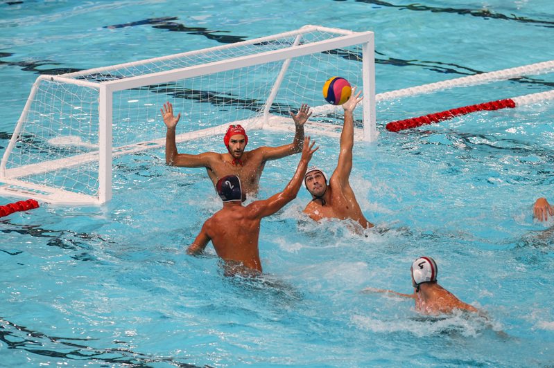 7月27日，成都第31屆世界大學生夏季運動會舉行水球項目男子小組賽，義大利隊13:11戰勝美國隊。(中新社)