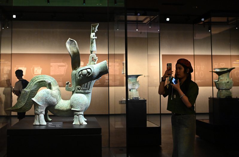 三星堆博物館新館展出各類文物共1500餘件（套），圖為「青銅神獸」。（中新社）