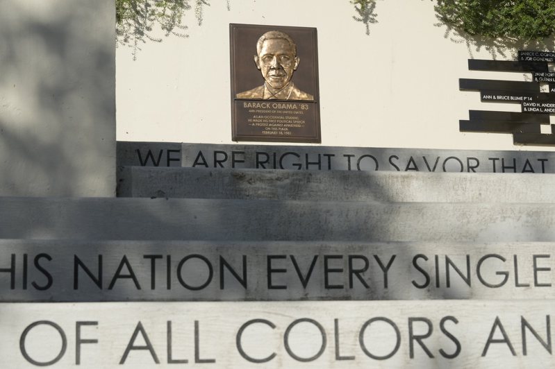 前總統歐巴馬位於洛杉磯的母校西方學院27日宣布徹底廢除傳承入學辦法。圖為該校校園的歐巴馬銅牌。(美聯社)