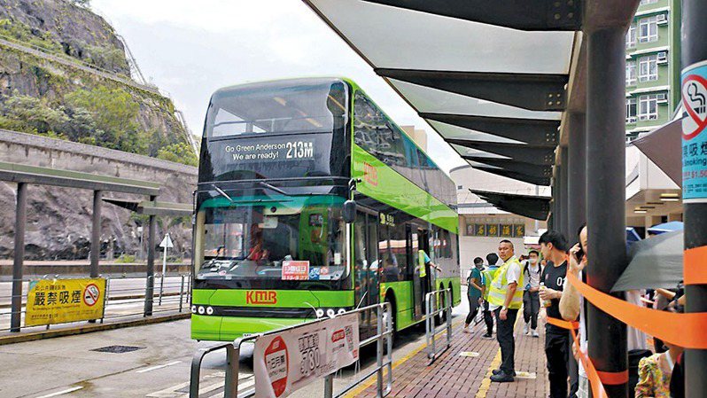 九巴首輛純電動雙層巴士30日投入服務，吸引巴士迷排隊乘搭。（取材自臉書）