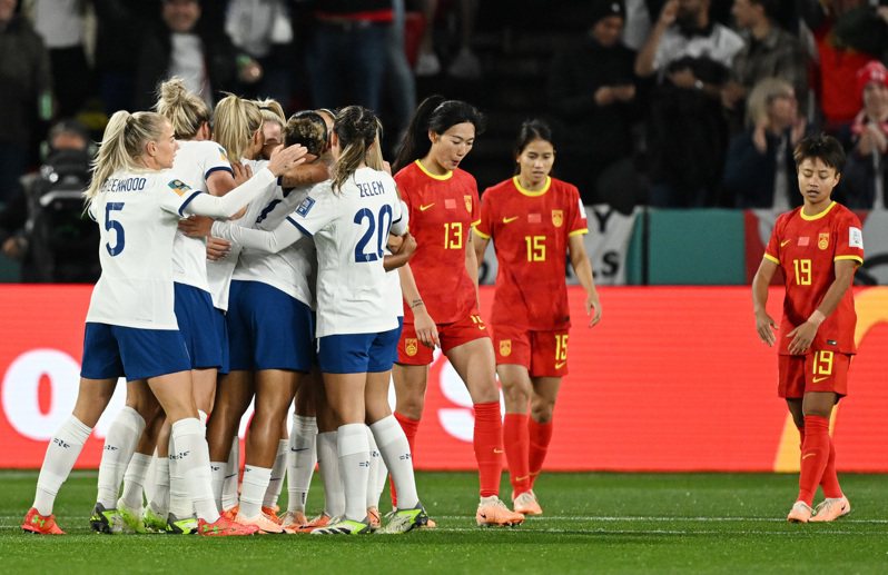 2023年國際足聯女足世界盃小組賽D組比賽，中國隊1日對陣英格蘭隊。圖為英格蘭隊球員慶祝進球。(新華社)