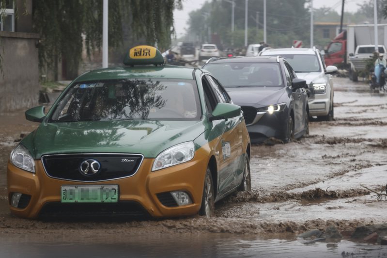 8月1日，受持續降雨影響，北京市房山區有部分路段積水較深。(香港中通社)