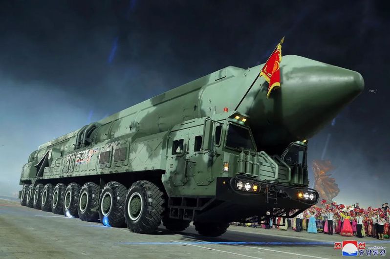 外媒報導稱，自從北韓駭客入侵俄國飛彈公司後，北韓飛彈發展加快速度，圖為北韓閱兵儀式上的「火星-18」洲際飛彈。(朝中社)