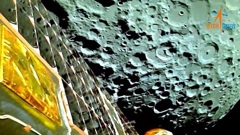 印度「月船3號」6日正式進入月球軌道，並釋出首批近距離拍攝照片，挑戰成為首個踏足月球南極的國家。(截自印度太空研究組織官網影片)
