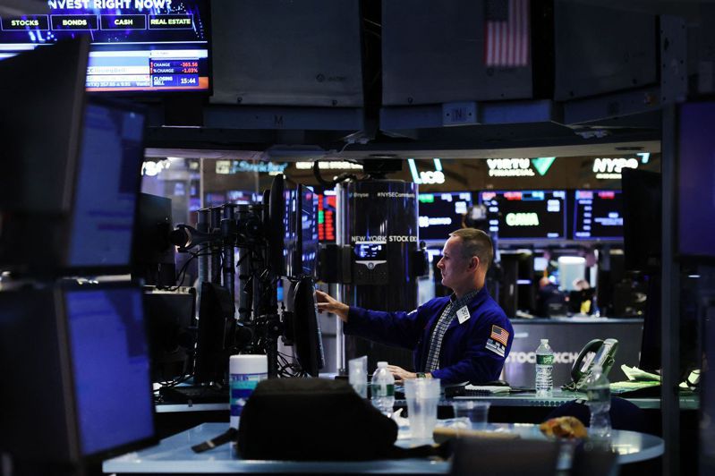 由於信用評級機構穆迪調降銀行業評級，重新引發8月的拋售，美股收跌。（Getty Images）