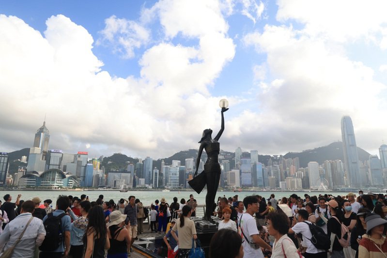 8月正值暑期假期，香港迎來旅遊旺季，不少遊客從各地到香港遊玩。圖為尖沙咀一帶遊人多。(中通社)