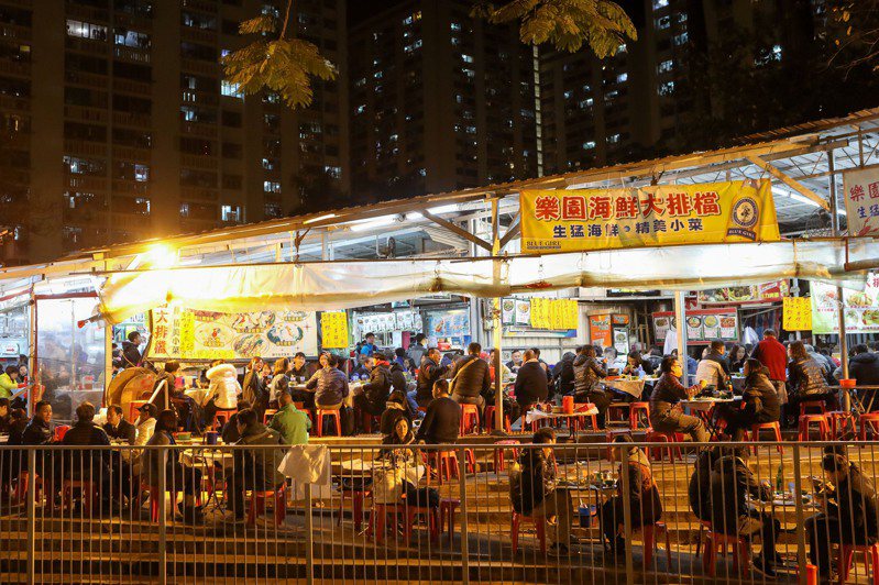 香港立法會議員提出建「有香港特色的夜市」引起熱議。圖為香港大排檔。(中新社資料照片)