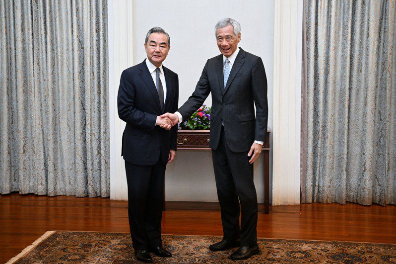 8月11日，新加坡總理李顯龍（右）會見到訪的中國外交部長王毅。(新華社)