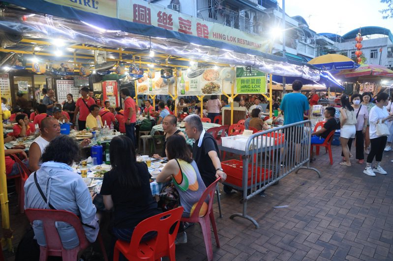 香港財政司長陳茂波表示，短期內要與業界合力把夜市「搞活搞旺」，保持香港復甦動力。（中通社）
