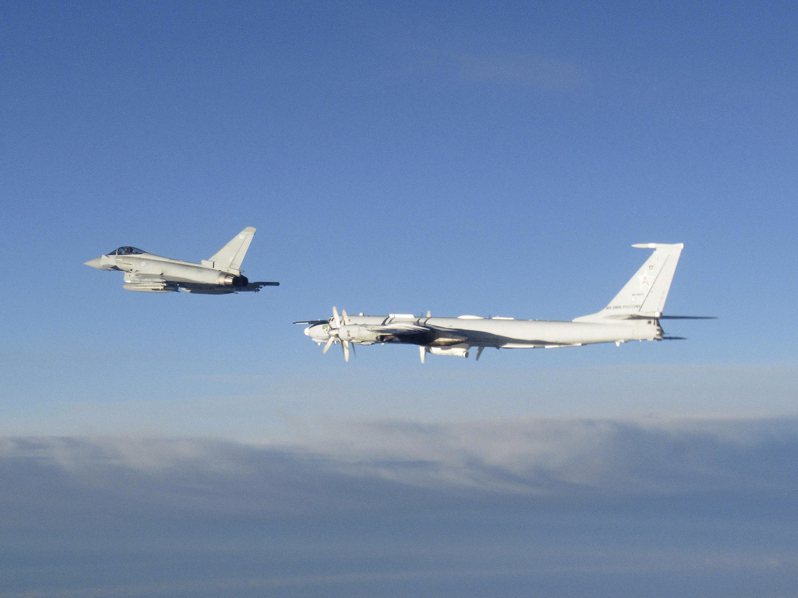 英國國防部公布照片顯示，英國空軍出動「颱風」戰鬥機(左)緊急升空攔截俄羅斯轟炸機。(美聯社)