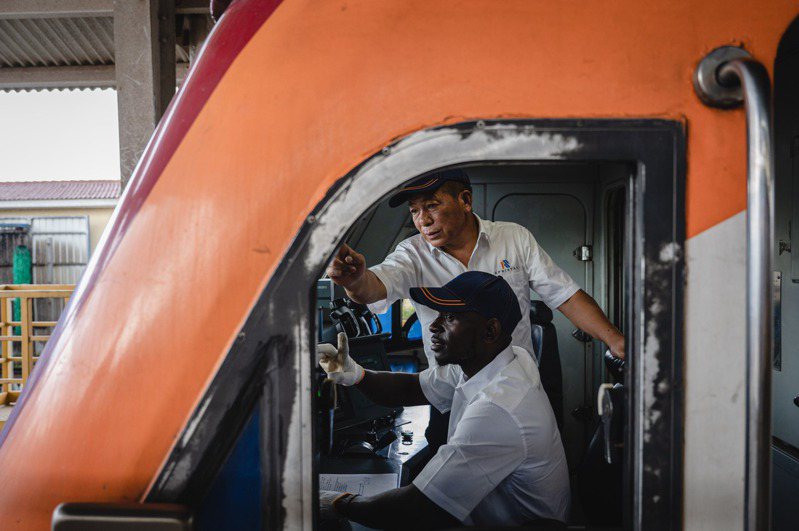 中國技師與肯亞當地員工進行機車檢查。(新華社)