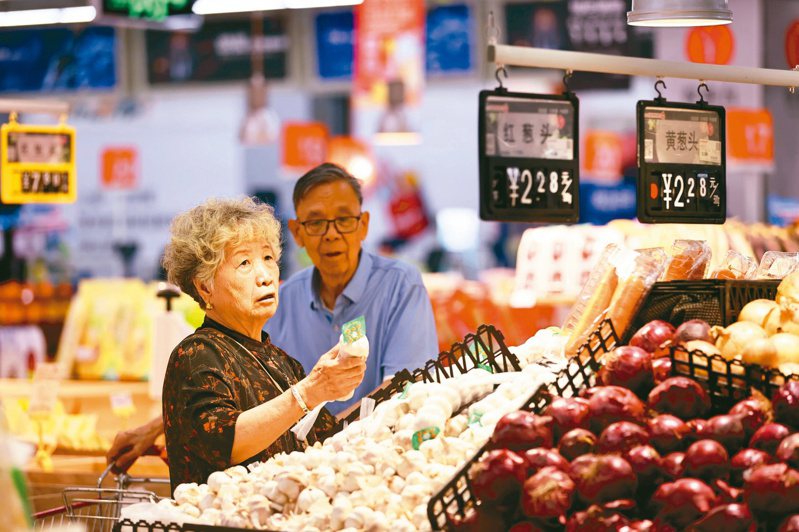 今年以來中國經濟復甦乏力，官方雖推出多項刺激經濟措施，但成效備受質疑，消費市場甚至出現通貨緊縮的疑慮。圖為中國民眾在超市選購蔬菜。（中新社）