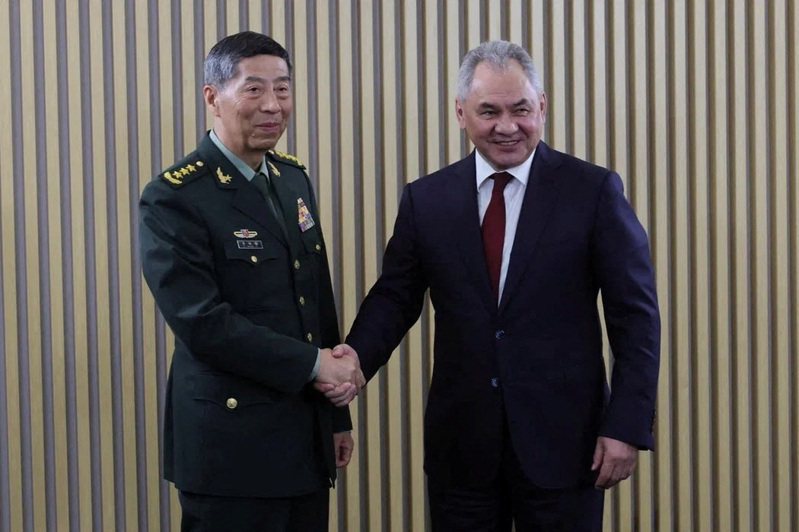 俄羅斯國防部長蕭依古與中國國防部長李尚福15日在第11屆莫斯科國際安全會議期間會晤。(路透)