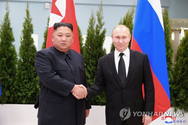 北韓領導人金正恩（左）和俄羅斯總統普亭（右）。（朝中社資料照片）
