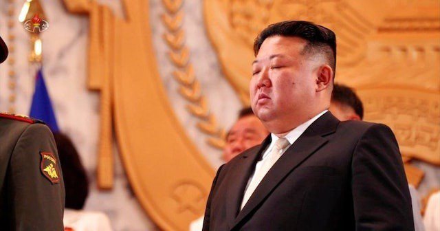 南韓表示，近年北韓加快推動領導人金正恩的「眼淚政治學」，以增加親切感；圖為2023年7月29日，金正恩在出席戰勝節紀念活動，奏國歌的時候落淚。（視頻截圖）。