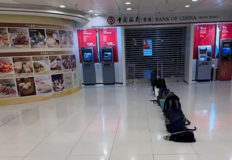 在中國銀行中港城分行，有人以拖篋、背囊、雨傘代替真人排隊。（取材自小紅書）