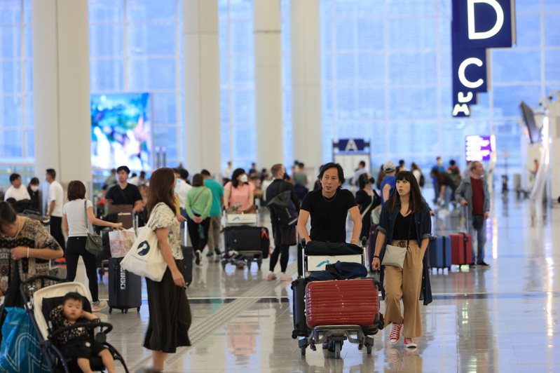 機管局預計香港機場客運量年底恢復至疫情前約八成，明年全面恢復。（中通社資料照片）
