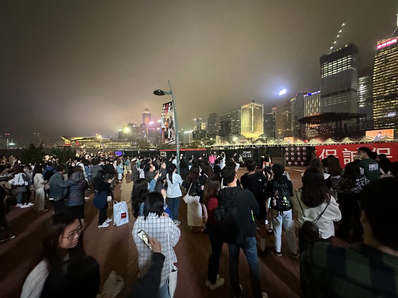 香港多個政策局正研究夜經濟相關議題，希望能提出搞活夜巿經濟的良方；圖爲中環海濱演唱會吸引不少內地客。（中通社）