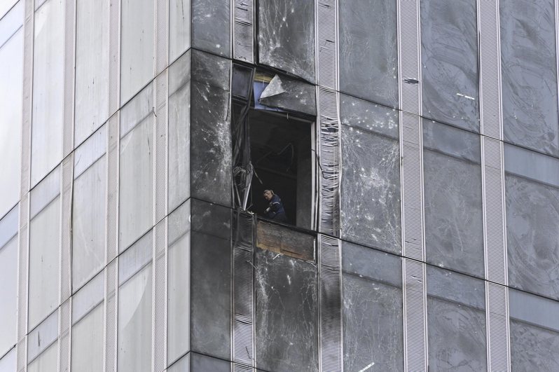 俄羅斯一在建商業大樓被無人機炸出一個洞。(美聯社)