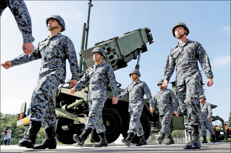 隨著東亞各地安全風險加劇，加上日本準備大舉推動國防革新，西方軍火商紛紛將亞洲業務重心轉移至日本，以因應相關需求。圖為日本自衛隊的「愛國者三型」（PAC-3）飛彈系統。（路透）