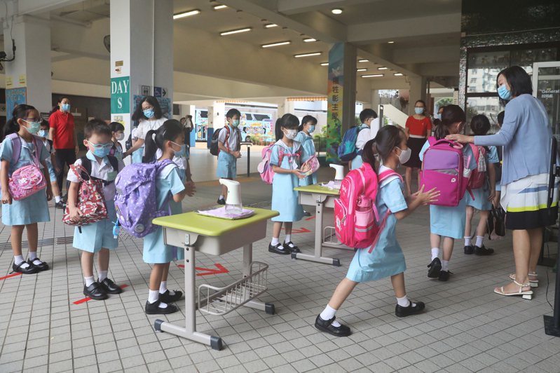 香港適齡學童人數持續減少，小一班數跌勢未止。根據《2023小學概覽》，共有77間小學於2023/24學年縮減小一班數，計及有個別學校加班數目後，全港小一班數淨減59班，兩個學年合計減少逾100班小一。圖為示意圖。（中通社）