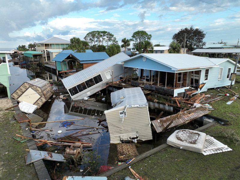 颶風伊達利亞肆虐後，估計重建需要200億元以下，圖為佛州馬蹄灘房屋受損。(路透)