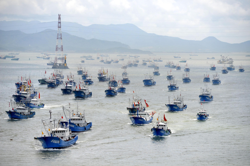 中國官方高度關注日本核汙水排海的影響。圖為早前黃渤海東海海域開漁後，漁船從浙江舟山沈家門漁港出港捕魚景象。（新華社）