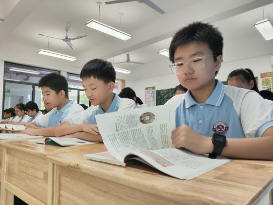 學生正在閱讀有關左宗棠收復新疆的歷史教材。(取材自中新網)