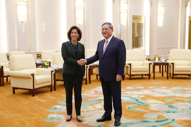 中國國務院總理李強(右)8月29日在北京會見美國商務部長雷蒙多。(中新社)