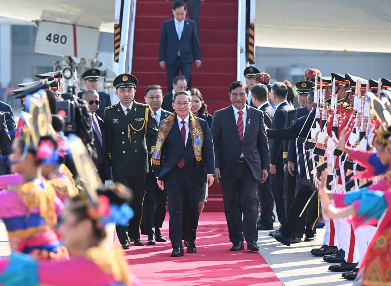 國務院總理李強5日下午乘包機抵達雅加達蘇加諾-哈達機場。(新華社)