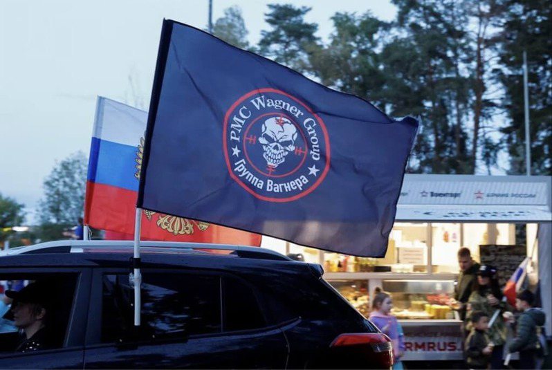 圖為俄羅斯莫斯科一輛汽車上掛著瓦格納集團旗幟。（路透）