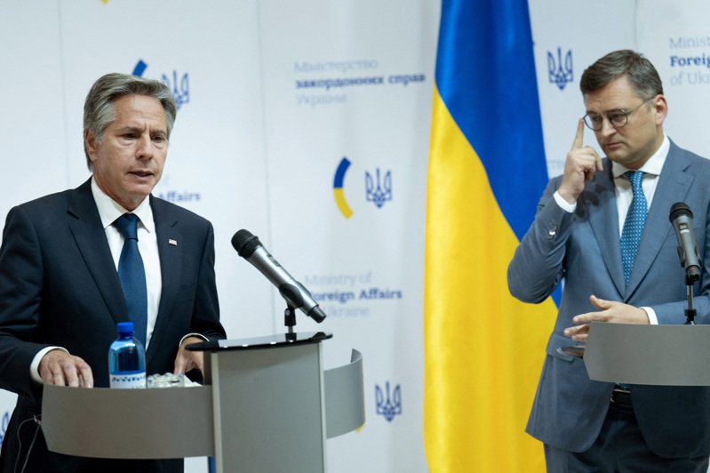 6日突訪烏克蘭的國務卿布林肯(左)，在與烏克蘭外交部長庫列巴(右)會談後宣布，美國將向烏克蘭提供新一輪逾10億元的援助。(路透)