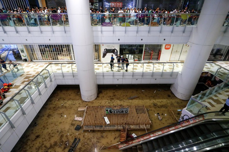 暴雨8日為香港帶來洪水，市民聚集在遭淹水的購物中心上層。（歐新社）