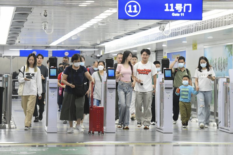香港與大陸2月6日起全面通關後，深圳出入境邊防檢查總站今年已查驗出入境人員累計突破1億人次。（新華社資料照片）
