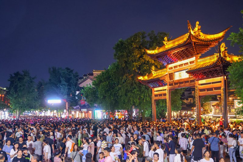 暑期遊高溫未退，不少中國民眾已開始為十一長假出遊做準備。圖為暑假期間南京秦淮河畔遊客眾多。(中新社)