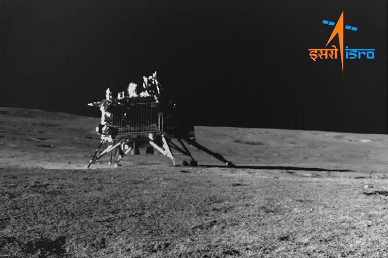 印度太空研究組織（ISRO）22日表示，正試圖跟2日進入休眠模式的「月船3號」任務登陸器（圖）與探測車建立聯繫，但截至目前尚未收到任何訊號。（美聯社資料照片）
