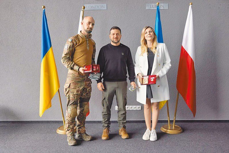 烏克蘭總統澤倫斯基（中）23日在波蘭的盧布林，向一名記者和一名志願醫務人員頒發了國家獎。（取材自X平台）