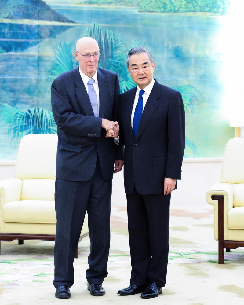 中共中央政治局委員、中央外辦主任王毅26日在北京會見美國前財政部長鮑爾森一行。（新華社）